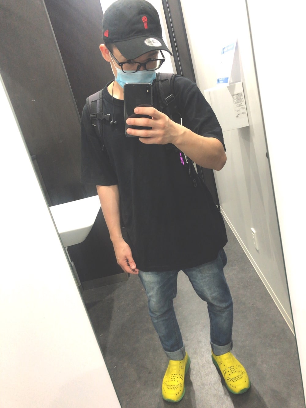 「黒、シンプル、オーバーサイズ、Tシャツ、ビックシルエット、プチプラコーデ、シンプルコーデ、ロック、夏コーデ、サルエルパンツ」｜「NEW ERAのニューエラ キャップ カジュアルクラシック REAR STRAP EMBROIDERY ウォッシュ加工 NEW ERA（キャップ、ブラック系）」を使った、喪〝黒服〟造さん（メンズ・270cm）の夏コーディネートの1枚目の写真