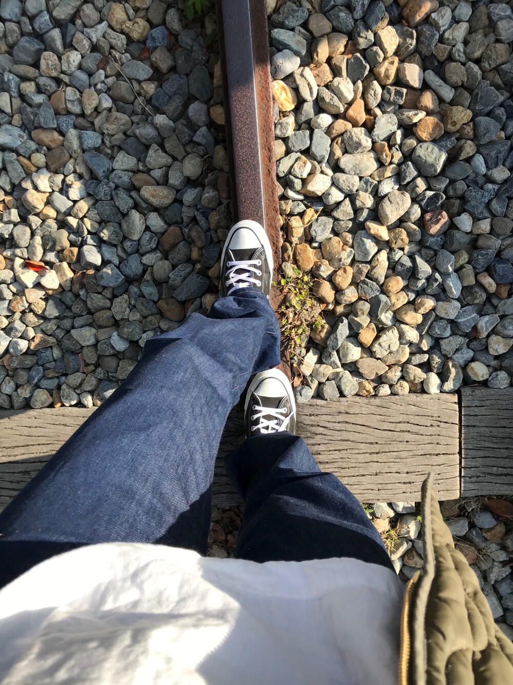 「白、青、緑、シンプル」｜「CONVERSEのアイテム（スニーカー、ブラック系）」を使った、mimobutさん（レディース・170cm）の秋コーディネートの1枚目の写真