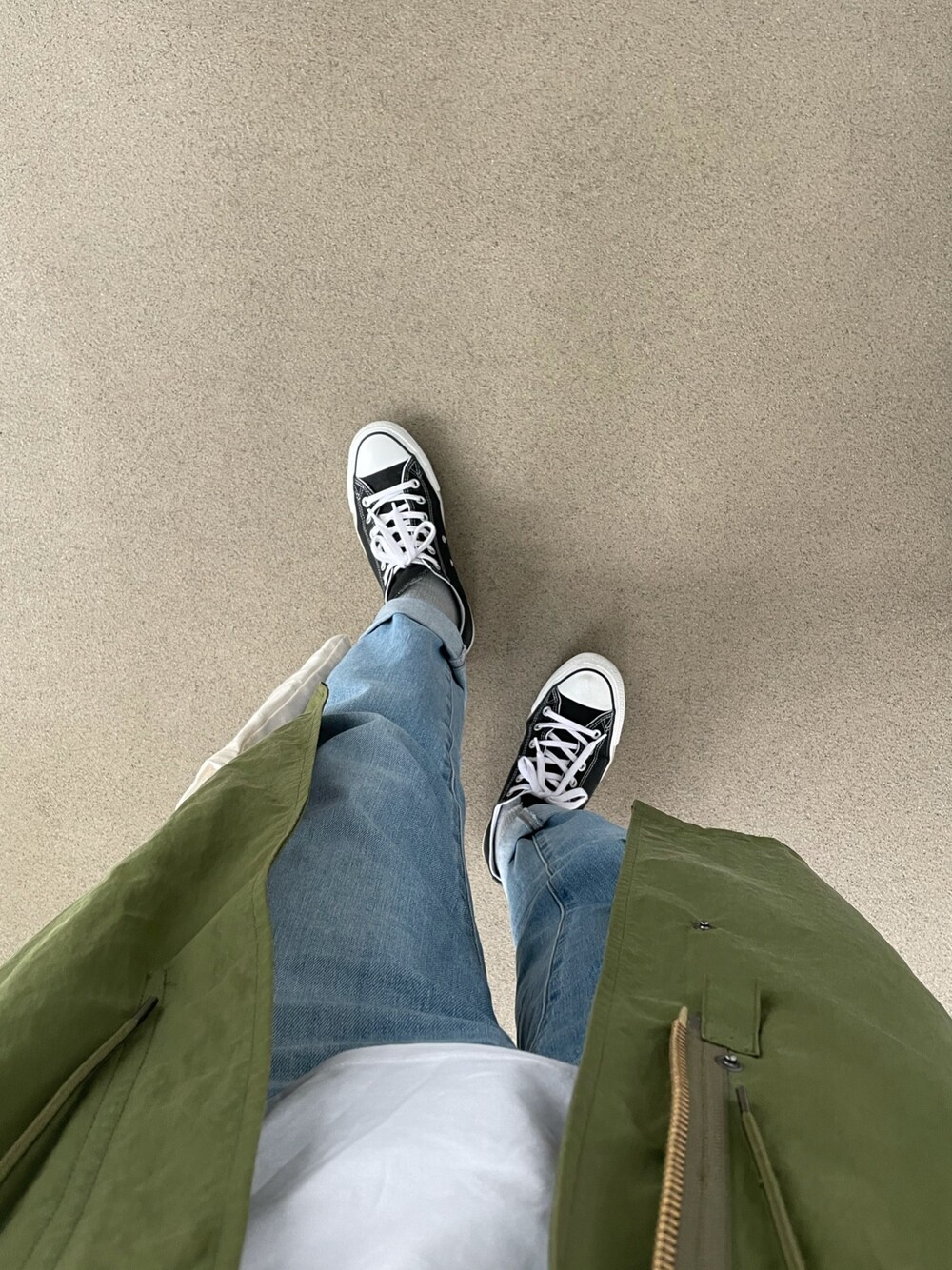 「カジュアルコーデ、白Tシャツ、春、スニーカーコーデ、白、青、緑」｜「CONVERSEのアイテム（スニーカー、ブラック系）」を使った、mimobutさん（レディース・170cm）の春コーディネートの1枚目の写真