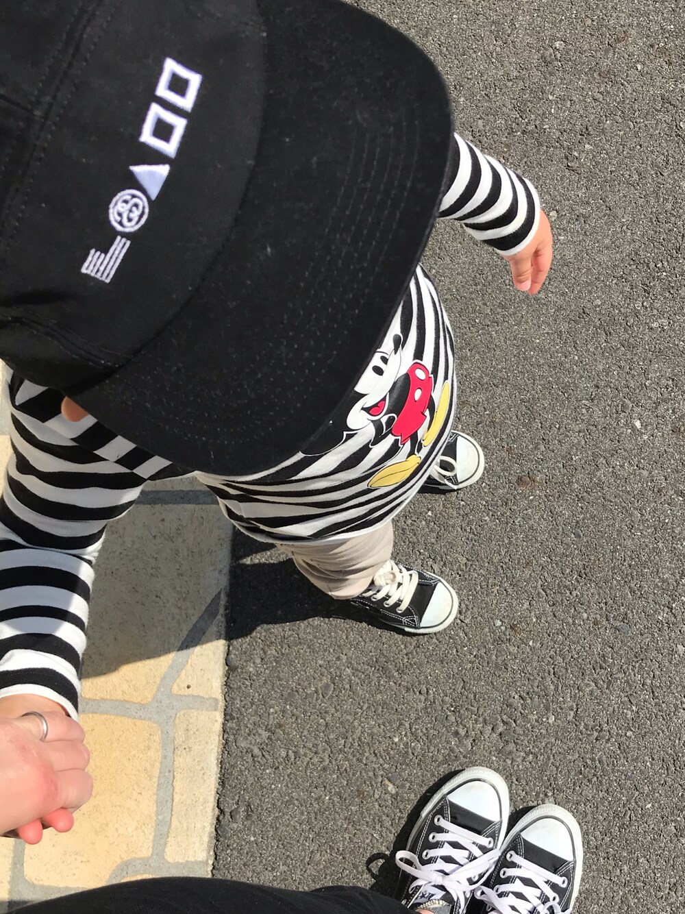 ブラック系のスニーカーを着用したキッズの春コーディネートの1枚目の写真