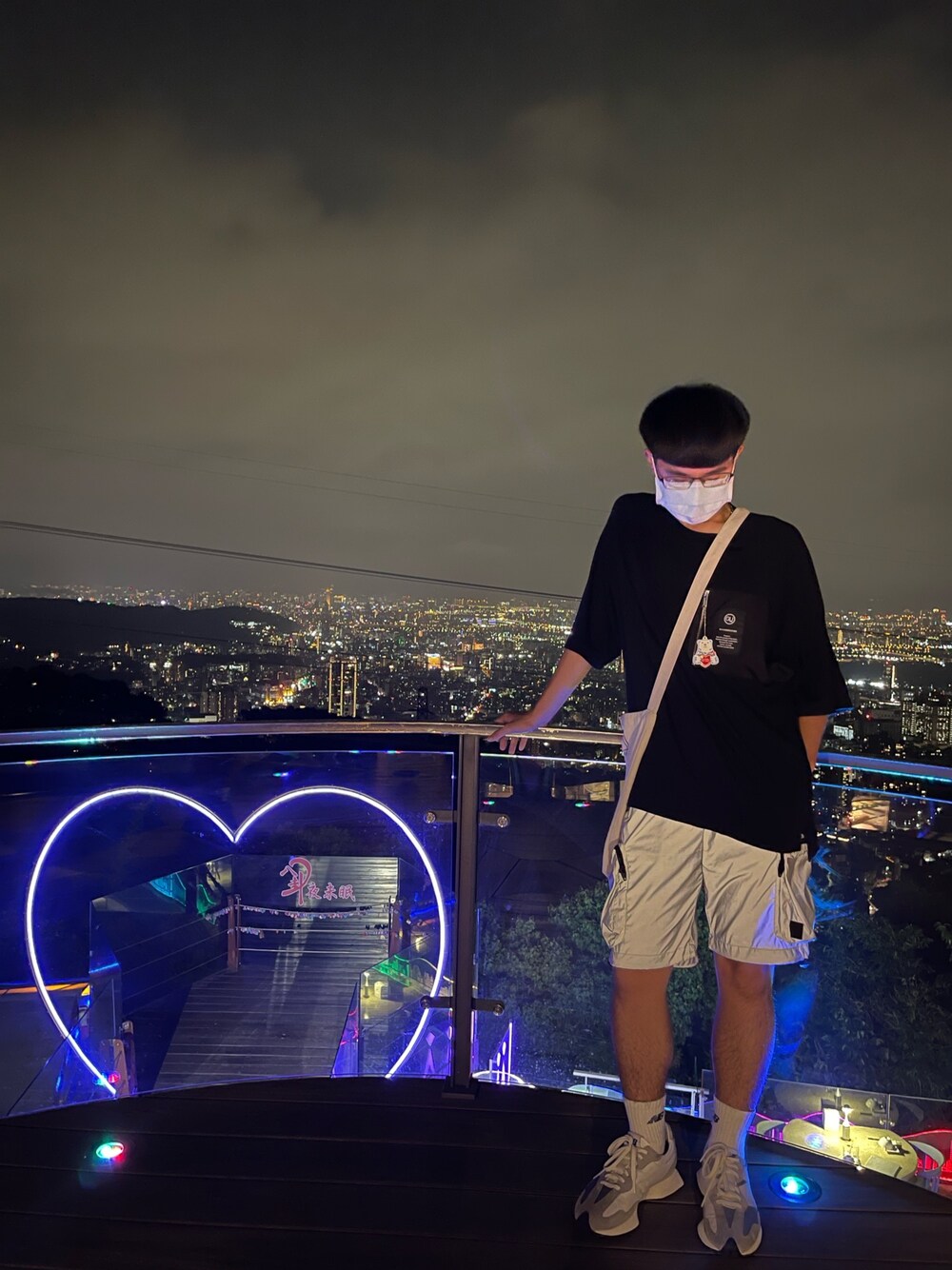 「ootd、街頭穿搭、休閒、日系極簡、New Balance」｜「GUのアイテム（Tシャツ/カットソー、ブラック系）」を使った、ChenYi Weiさん（メンズ・167cm）の夏コーディネートの1枚目の写真