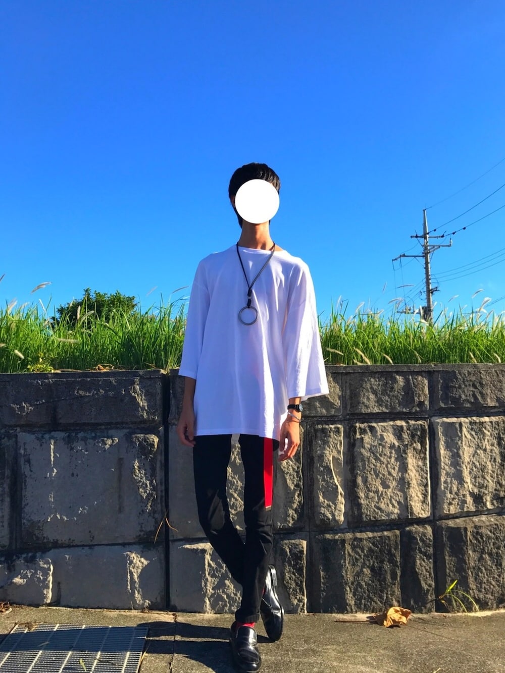 ホワイト系のTシャツ/カットソー、ブラック系のチノパンツ、シルバー系のネックレスを着用したメンズの夏コーディネートの1枚目の写真