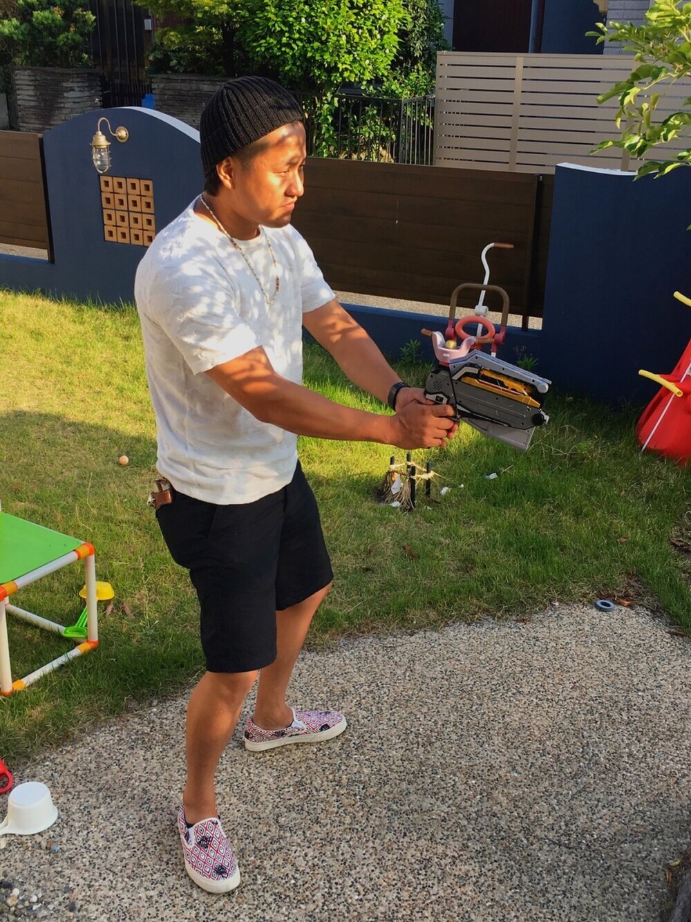 ホワイト系のTシャツ/カットソー、ブラック系のパンツ、その他のスリッポンを着用したメンズの夏コーディネートの1枚目の写真