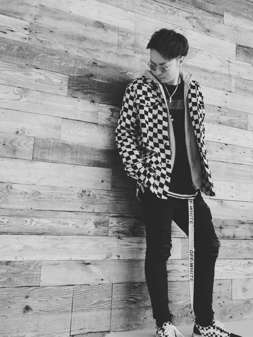 「LDH、オフホワイト、モノクロ、おしゃれさんと繋がりたい」｜「off whiteのアイテム（Tシャツ/カットソー、ブラック系）」を使った、ᔕᕼᑌᑎさん（メンズ・182cm）の冬コーディネートの1枚目の写真