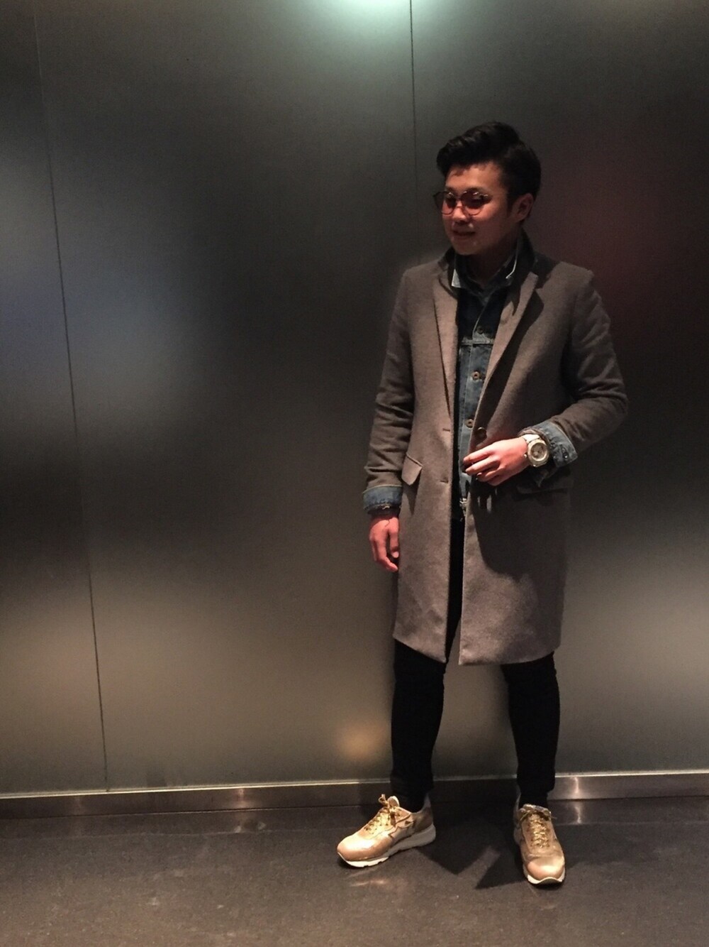 「オトナカジュアル、シンプルコーデ、アトランティックスターズ、トレンチコート、ユニクロ、ootd、デニムジャケット、デニム、スキニー、メガネ男子」｜「UNIQLOのアイテム（ニット/セーター、ブラック系）」を使った、ISSEI.Tさん（メンズ・170cm）の冬コーディネートの1枚目の写真