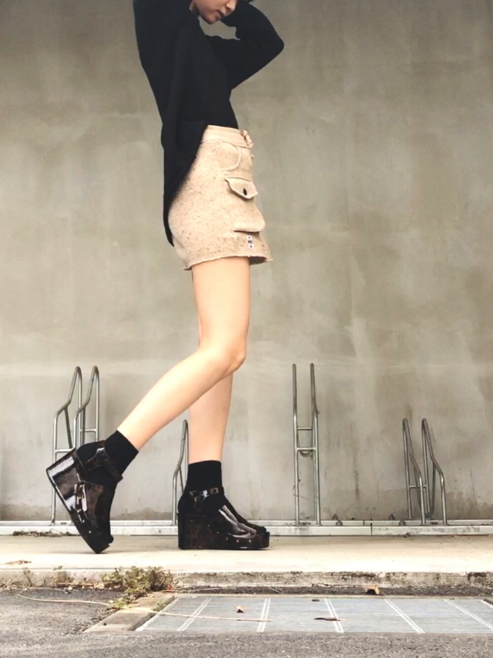「ミニスカート、Cry.、冬服」｜「CHUMSのアイテム（スカート、ベージュ系）」を使った、okalogcodeさん（レディース・169cm）の秋コーディネートの1枚目の写真