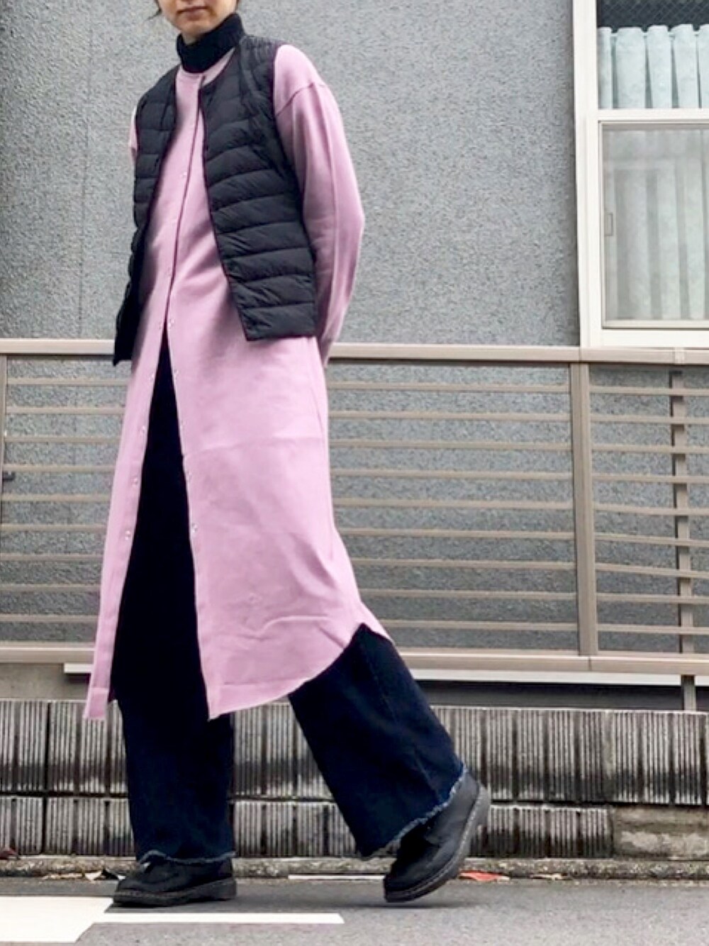 「ロングワンピース、秋のコーデ、ダウンベスト」｜「UNIQLOのアイテム（ダウンベスト、ブラック系）」を使った、okalogcodeさん（レディース・169cm）の秋コーディネートの1枚目の写真