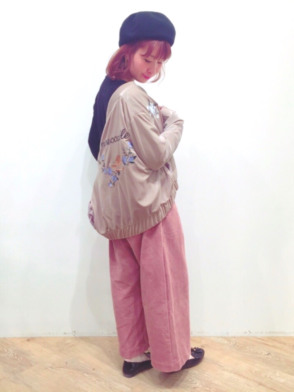 ベージュ系のブルゾン、ピンク系のその他パンツ、ベージュ系のブルゾンを着用したレディースの冬コーディネートの1枚目の写真