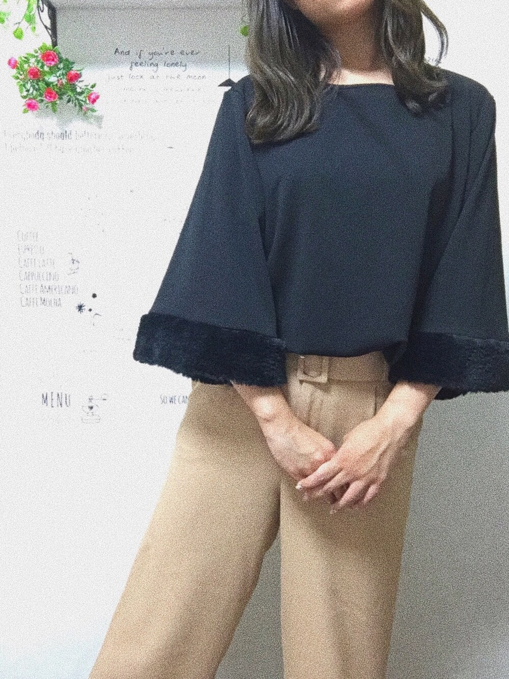 「ベージュ、ブラック、ファー、GRL、オフィス、OL」｜「GRLのアイテム（トップス、ブラック系）」を使った、あやねんさん（レディース・156cm）の秋コーディネートの1枚目の写真