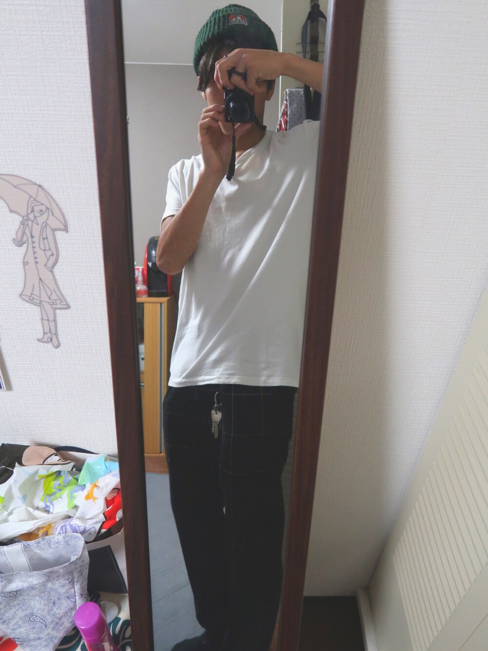 「秋服準備はじめました、ラブアンドピース2018、秋コーデ、おしゃれさんと繋がりたい、きれいめカジュアル、ゆるコーデ、ストリート、シンプル、スラックス」｜「American Eagleのアイテム（Tシャツ/カットソー、ホワイト系）」を使った、そーちゃんさん（メンズ・170cm）の秋コーディネートの1枚目の写真