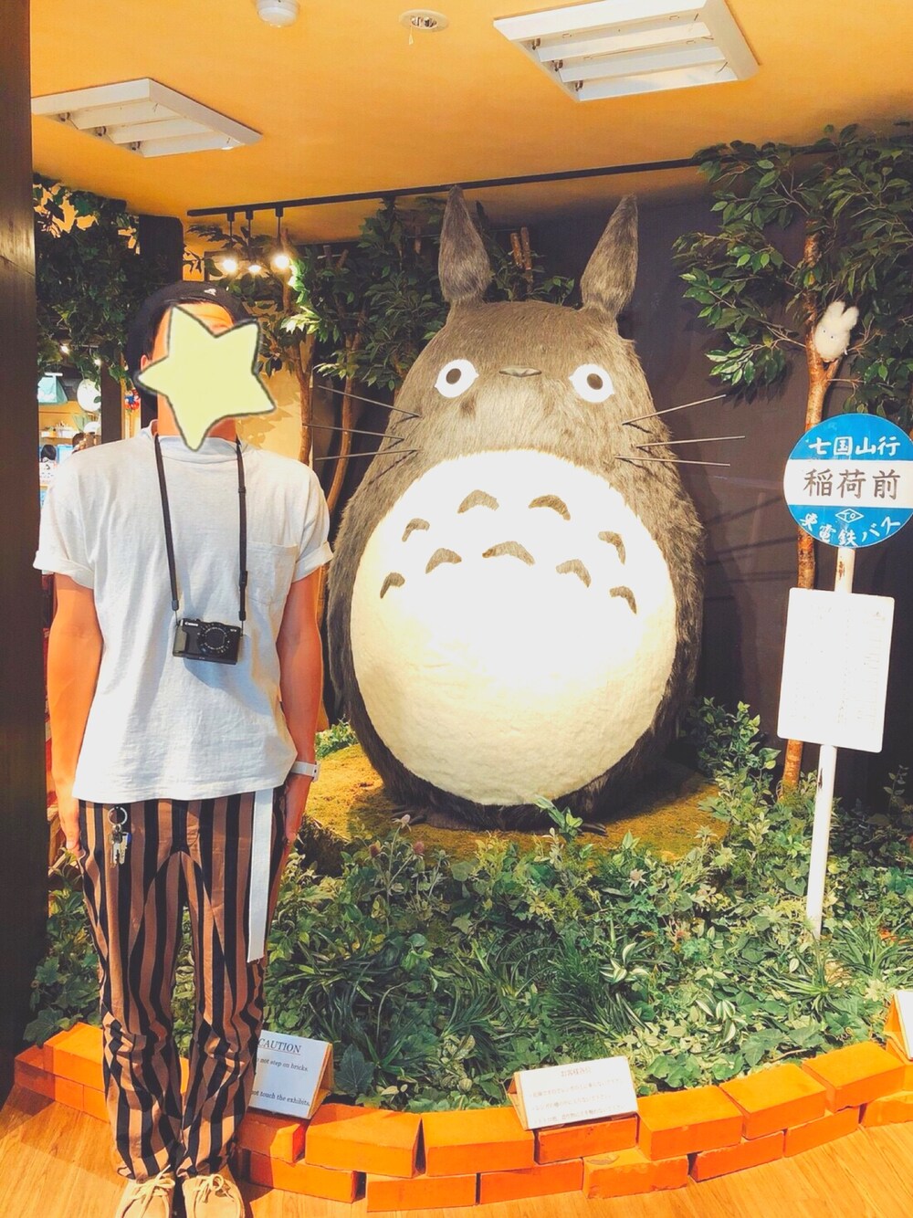 「カジュアルコーデ、はるコーデ、おしゃれさんと繋がりたい、オトナカジュアル、白Tシャツ、streetstyle、スタッフセンバツ、春色、コメント イイね 待ってまーす！、コメント待ってます」｜「古着のアイテム（パンツ、ゴールド系）」を使った、そーちゃんさん（メンズ・170cm）の春コーディネートの1枚目の写真