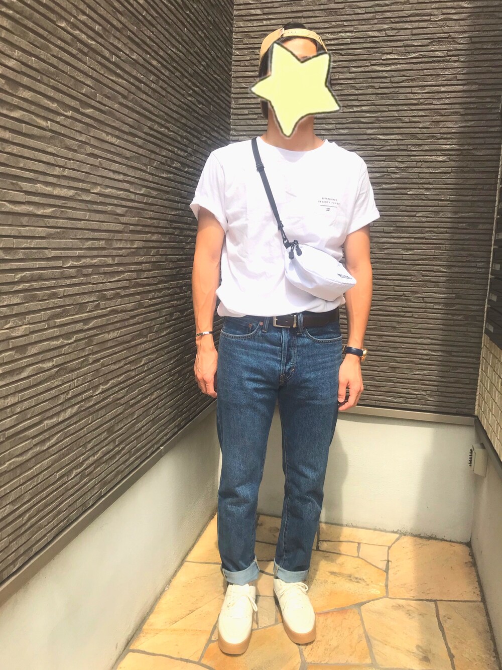 「シンプル、おしゃれさんと繋がりたい、カジュアルコーデ、Tシャツ、キレイめ、夏コーデ、スニーカー」｜「H&Mのアイテム（デニムパンツ、ブルー系）」を使った、そーちゃんさん（メンズ・170cm）の夏コーディネートの1枚目の写真