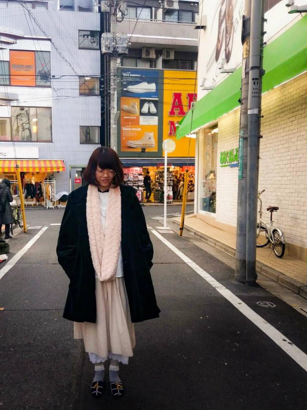 「古着、古着MIX、古着好きな人と繋がりたい、お洒落さんとつながりたい、お洒落さんと繋がりたい、下北沢、靴下が好き」｜「USEDのアイテム（ジャケット/アウター、ブラック系）」を使った、f u a ∴さん（レディース・162cm）の冬コーディネートの1枚目の写真