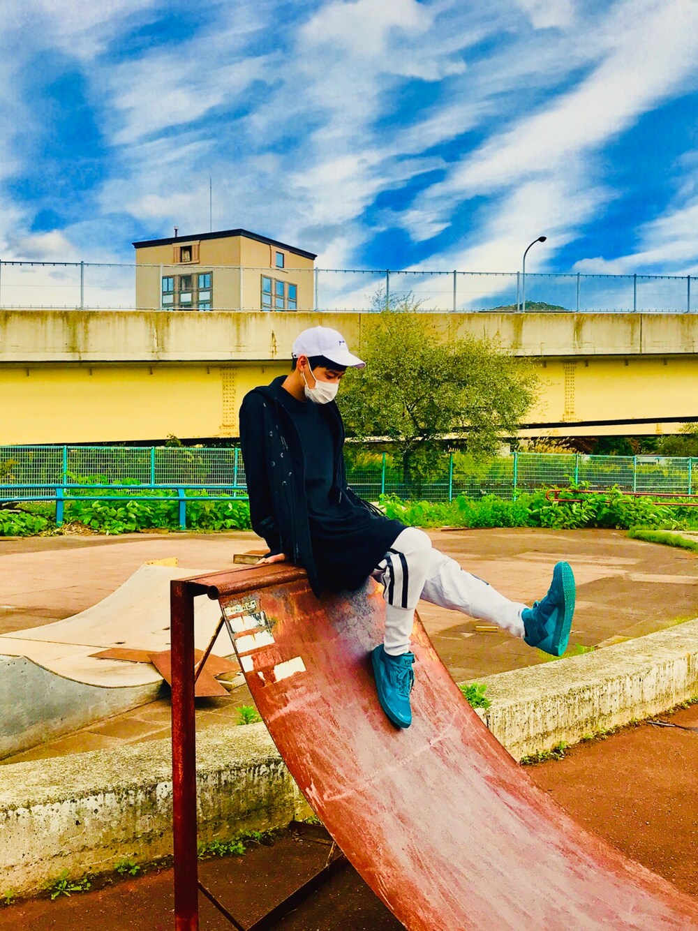 「秋のコーデ、シンプル、ラフ、Y-3、yohjiyamamoto、adidas、美容師、パーカー、スニーカー、キャップ」｜「KaneZのKaneZ/ケインズ/METAL POLO CAP （キャップ、ホワイト系）」を使った、わたるんさん（メンズ・177cm）の秋コーディネートの1枚目の写真