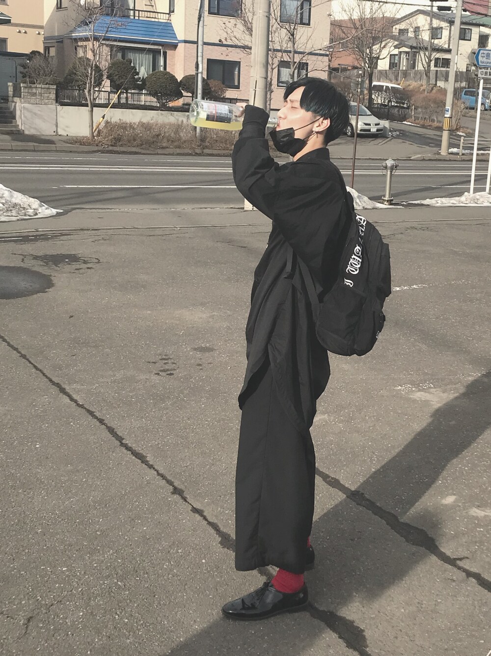 「オールブラック、Y-3、美容師、差し色(赤)、休日スタイル、シンプルコーデ、スラックス、adidas、ワイドパンツ、ストリート」｜「Y-3の【Y-3 SPORT】 MERINO LS TEE（Tシャツ/カットソー、ブラック系）」を使った、わたるんさん（メンズ・177cm）の冬コーディネートの1枚目の写真
