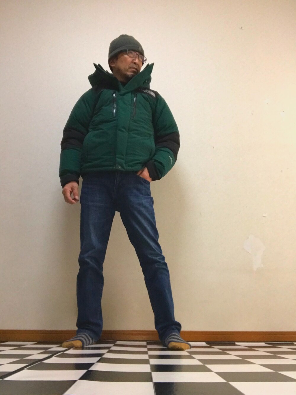 「アウトドア」｜「THE NORTH FACEのアイテム（ダウンジャケット/コート、グリーン系）」を使った、うっぴーさん（メンズ・165cm）の冬コーディネートの1枚目の写真