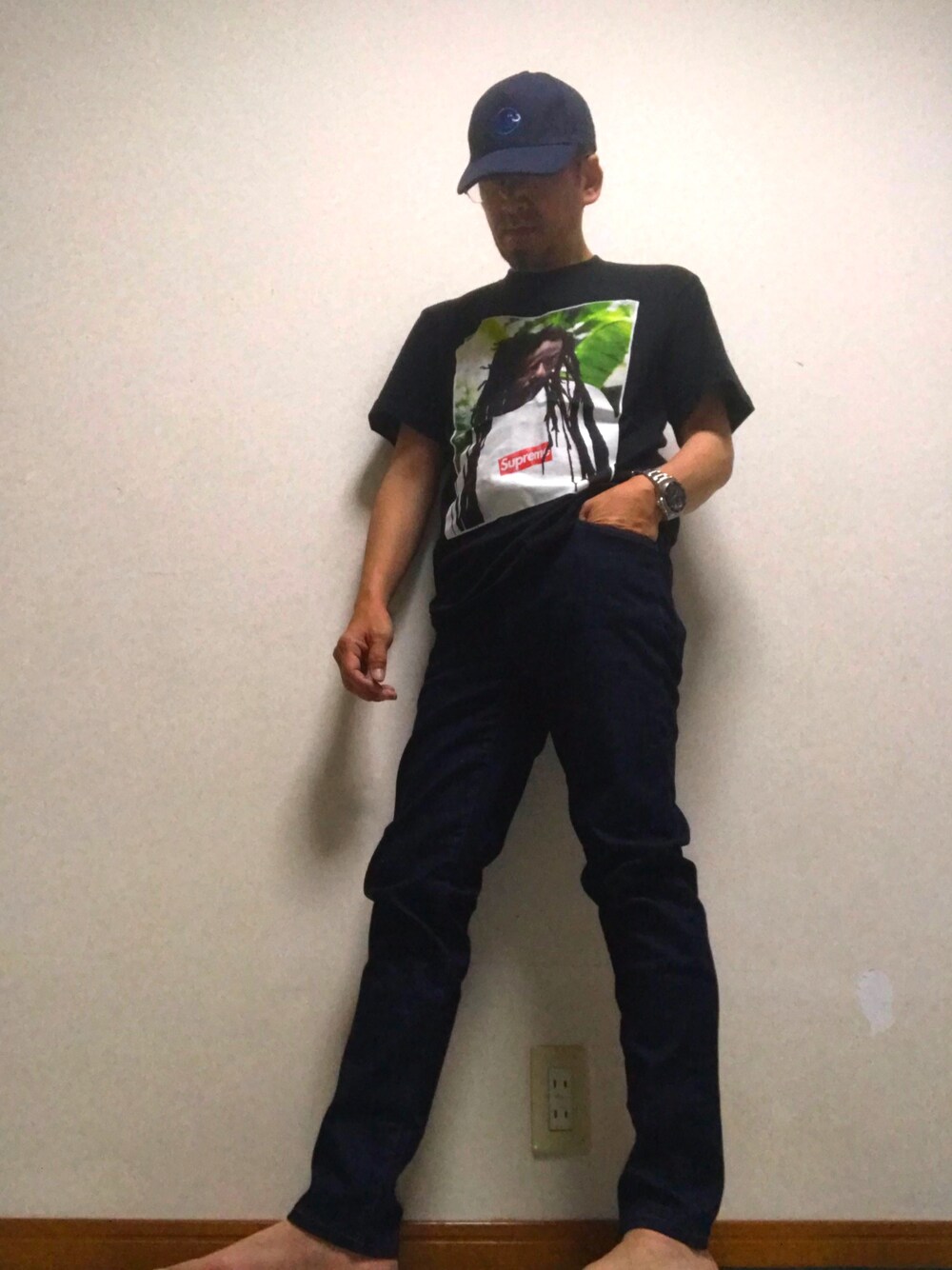 「supreme」｜「UNIQLOのアイテム（デニムパンツ、ブルー系）」を使った、うっぴーさん（メンズ・165cm）の夏コーディネートの1枚目の写真