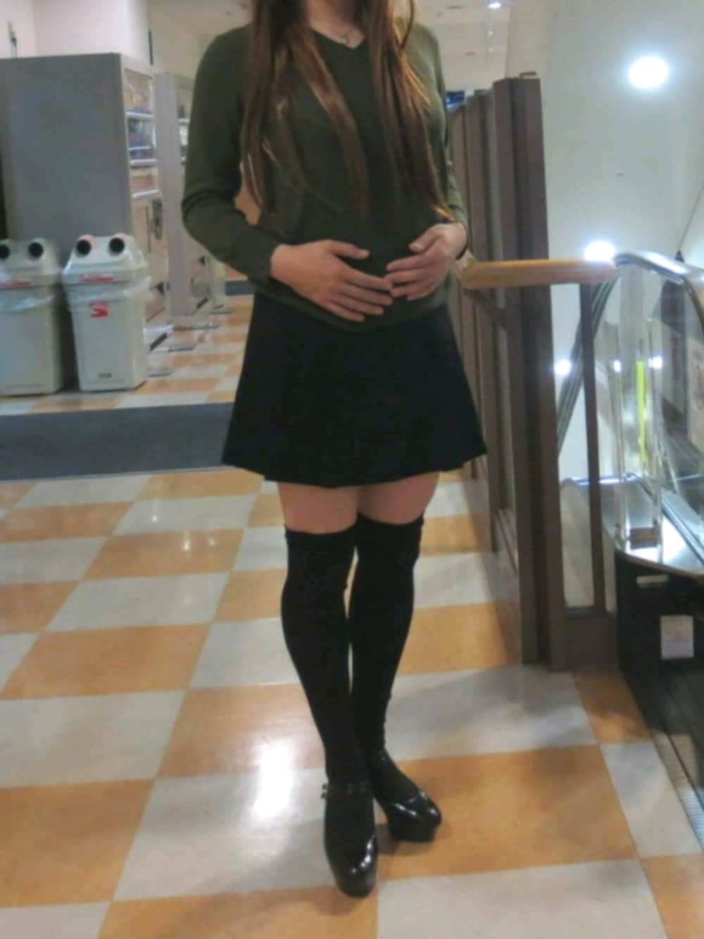「女装、GU」｜「Ladies Traditional New YORKERのアイテム（スカート、ブラック系）」を使った、西村らんさん（メンズ・170cm）の春コーディネートの1枚目の写真