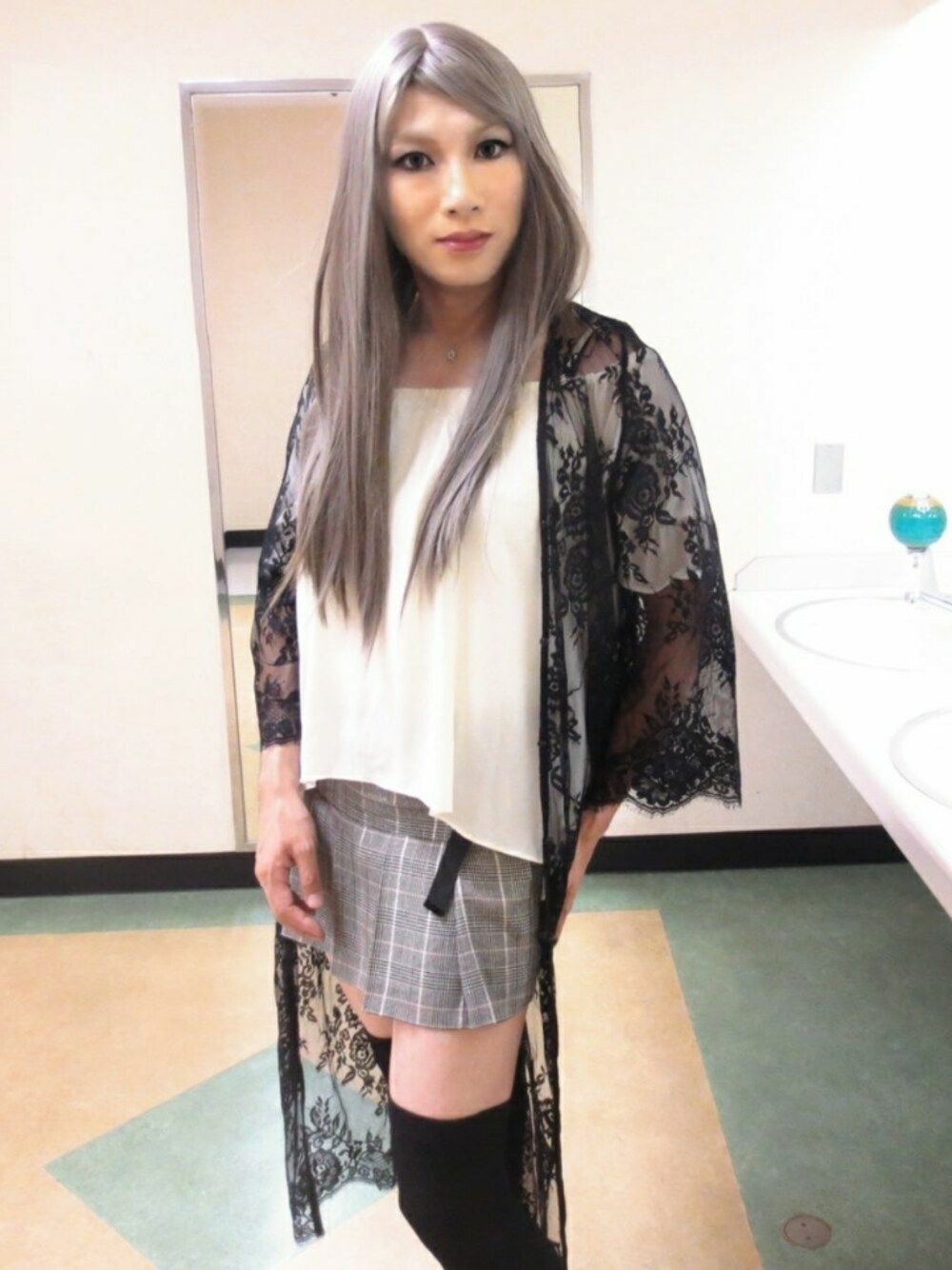 「女装、rienda、CECIL McBEE」｜「riendaのDROPショルダーシフォンTOP（Tシャツ/カットソー、ホワイト系）」を使った、西村らんさん（メンズ・170cm）の春コーディネートの1枚目の写真