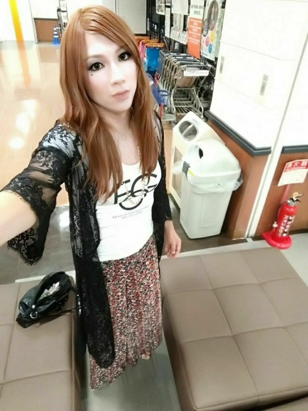 「シンプルコーデ、夏コーデ、お洒落さんとつながりたい、ワイドパンツ、EGOIST、女装」｜「EGOISTの重ねロゴEGTシャツ（Tシャツ/カットソー、ホワイト系）」を使った、西村らんさん（メンズ・170cm）の夏コーディネートの1枚目の写真