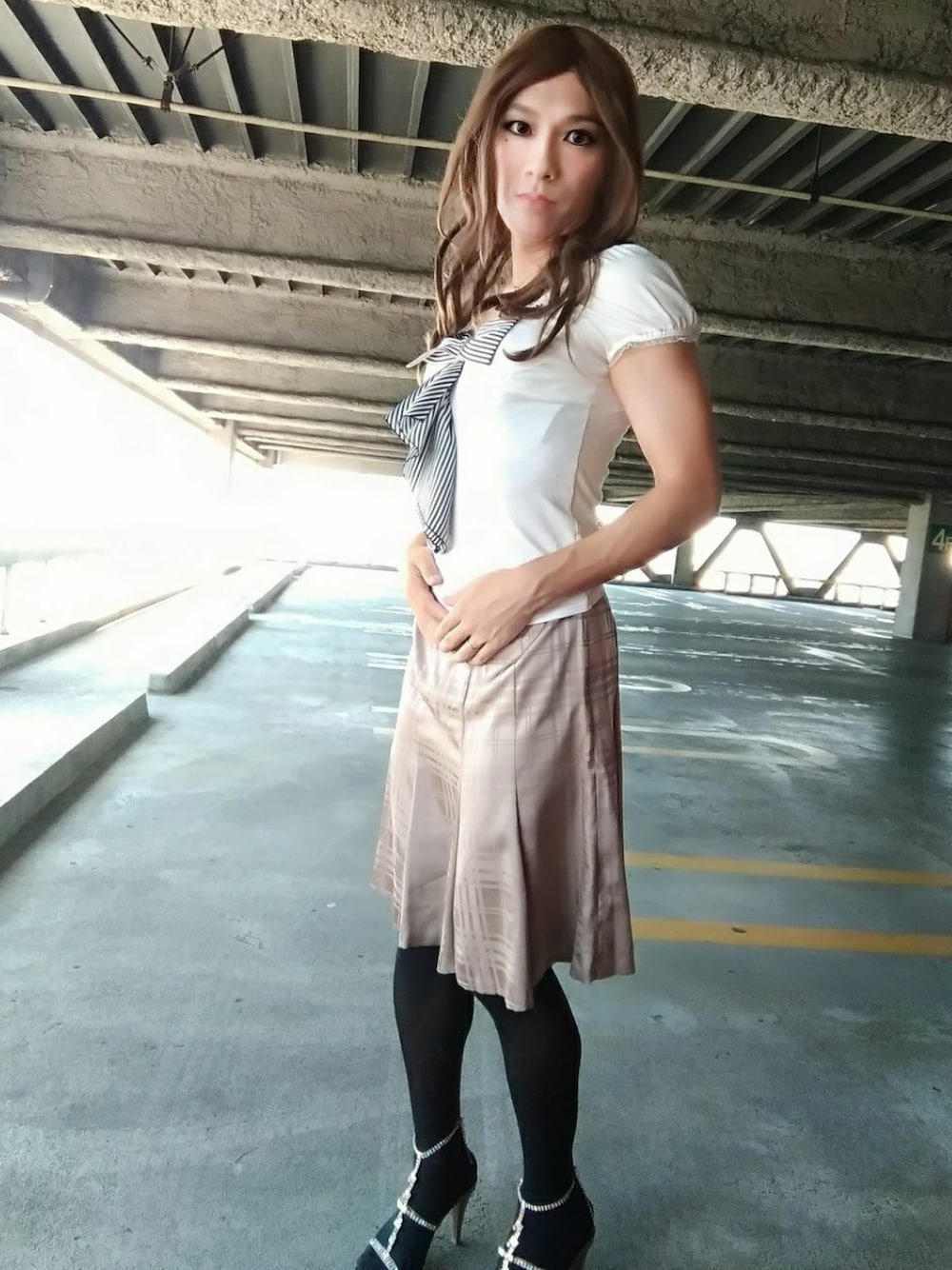 「女装、CECIL McBEE、おしゃれさんと繋がりたい、m.f.editorial」｜「CECIL McBEEのアイテム（Tシャツ/カットソー、ホワイト系）」を使った、西村らんさん（メンズ・170cm）の秋コーディネートの1枚目の写真