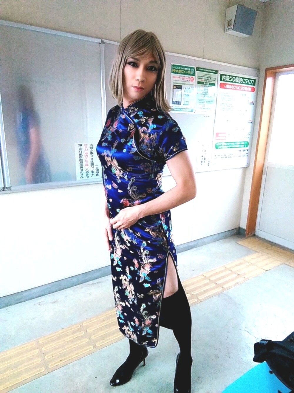 「コスプレみたい、女装、チャイナドレス」｜「no brandのアイテム（ドレス、ブルー系）」を使った、西村らんさん（メンズ・170cm）の春コーディネートの1枚目の写真