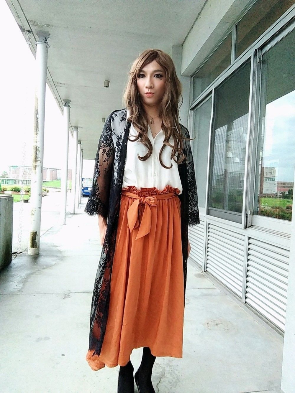 「INGNI、Avan Lily、女装、おしゃれさんと繋がりたい」｜「AVAN LILYのヴィンテージサテンSK（スカート、イエロー系）」を使った、西村らんさん（メンズ・170cm）の夏コーディネートの1枚目の写真