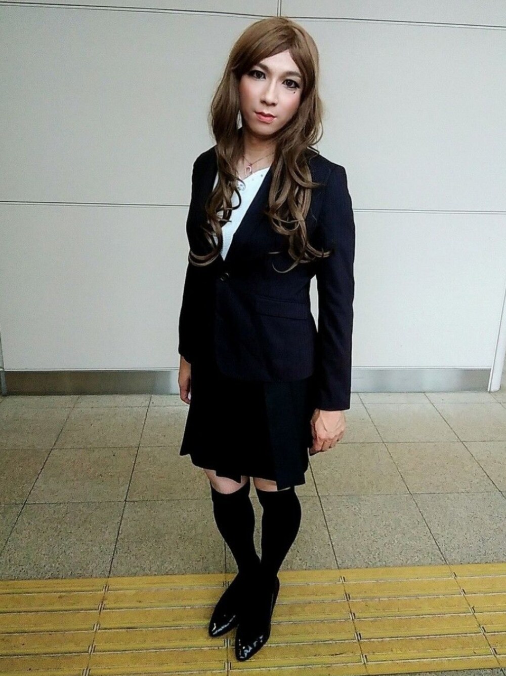 「通勤コーデ、女装、CECIL McBEE、おしゃれさんと繋がりたい、m.f.editorial」｜「CECIL McBEEのCECIL McBEE(セシルマクビー)ピンストライプタックフレアスカート 31-01-6572-4（スカート、ブラック系）」を使った、西村らんさん（メンズ・170cm）の夏コーディネートの1枚目の写真