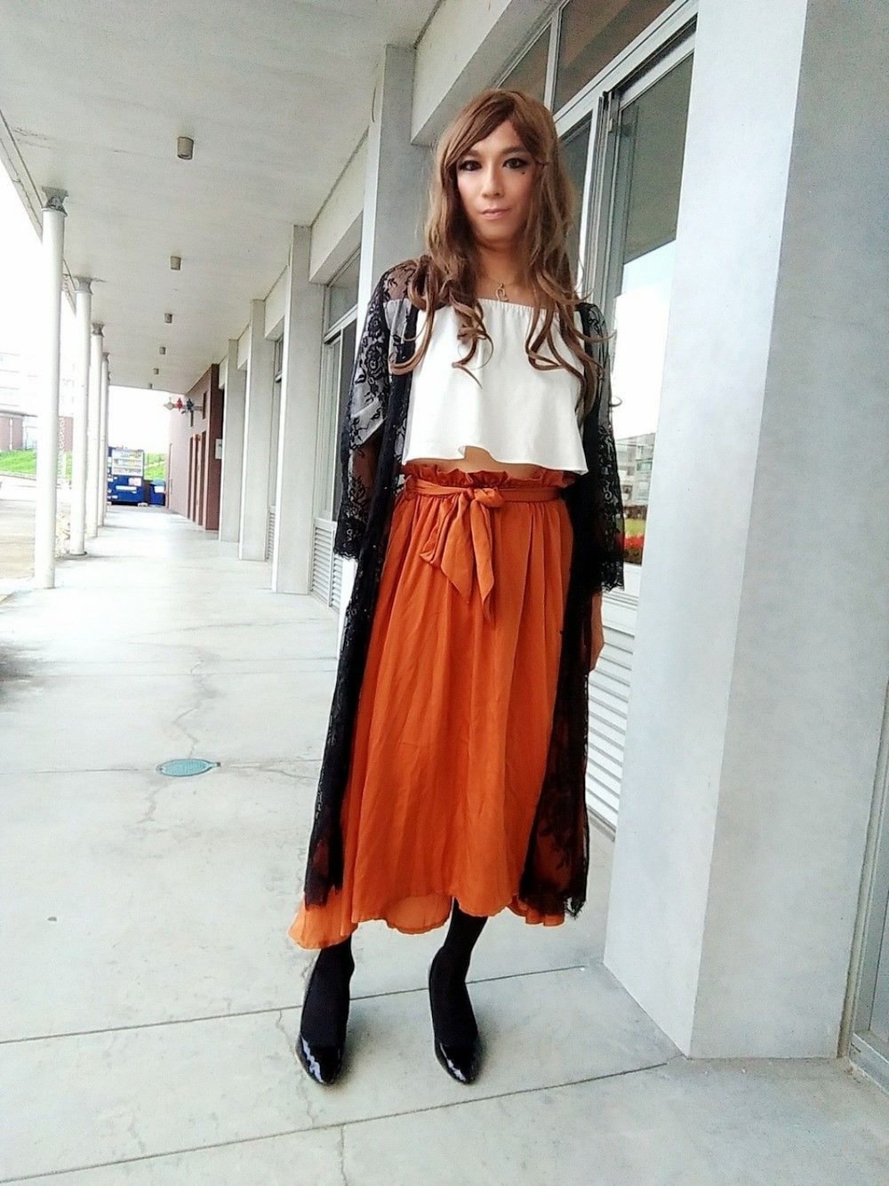 「INGNI、女装、SPIRALGIRL、サテン、おしゃれさんと繋がりたい、サテンスカート」｜「AVAN LILYのヴィンテージサテンSK（スカート、イエロー系）」を使った、西村らんさん（メンズ・170cm）の秋コーディネートの1枚目の写真