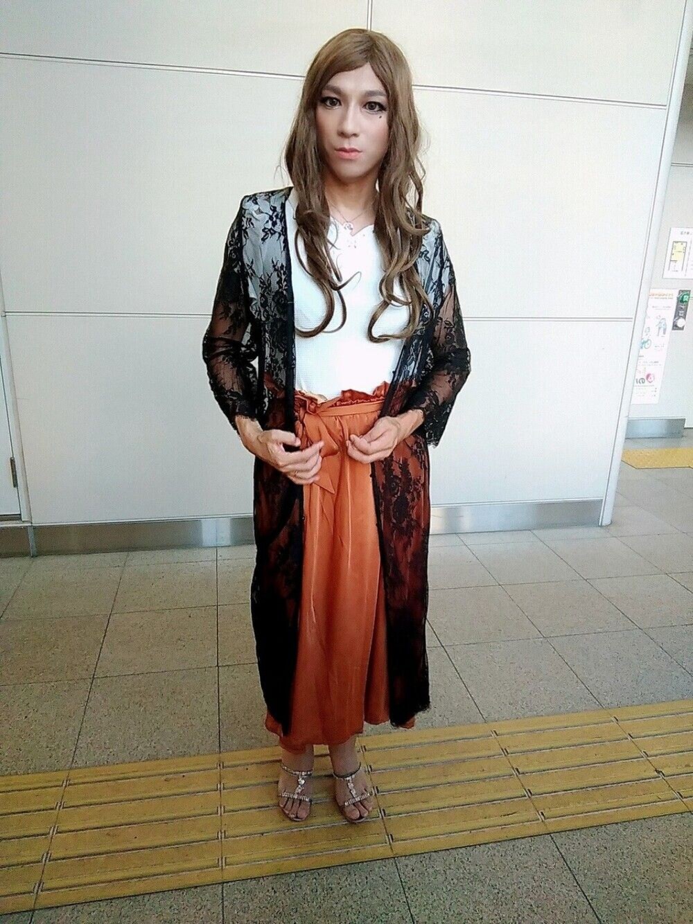 「フレアスカート、女装、CECIL McBEE、おしゃれさんと繋がりたい、サテンスカート」｜「AVAN LILYのヴィンテージサテンSK（スカート、イエロー系）」を使った、西村らんさん（メンズ・170cm）の秋コーディネートの1枚目の写真