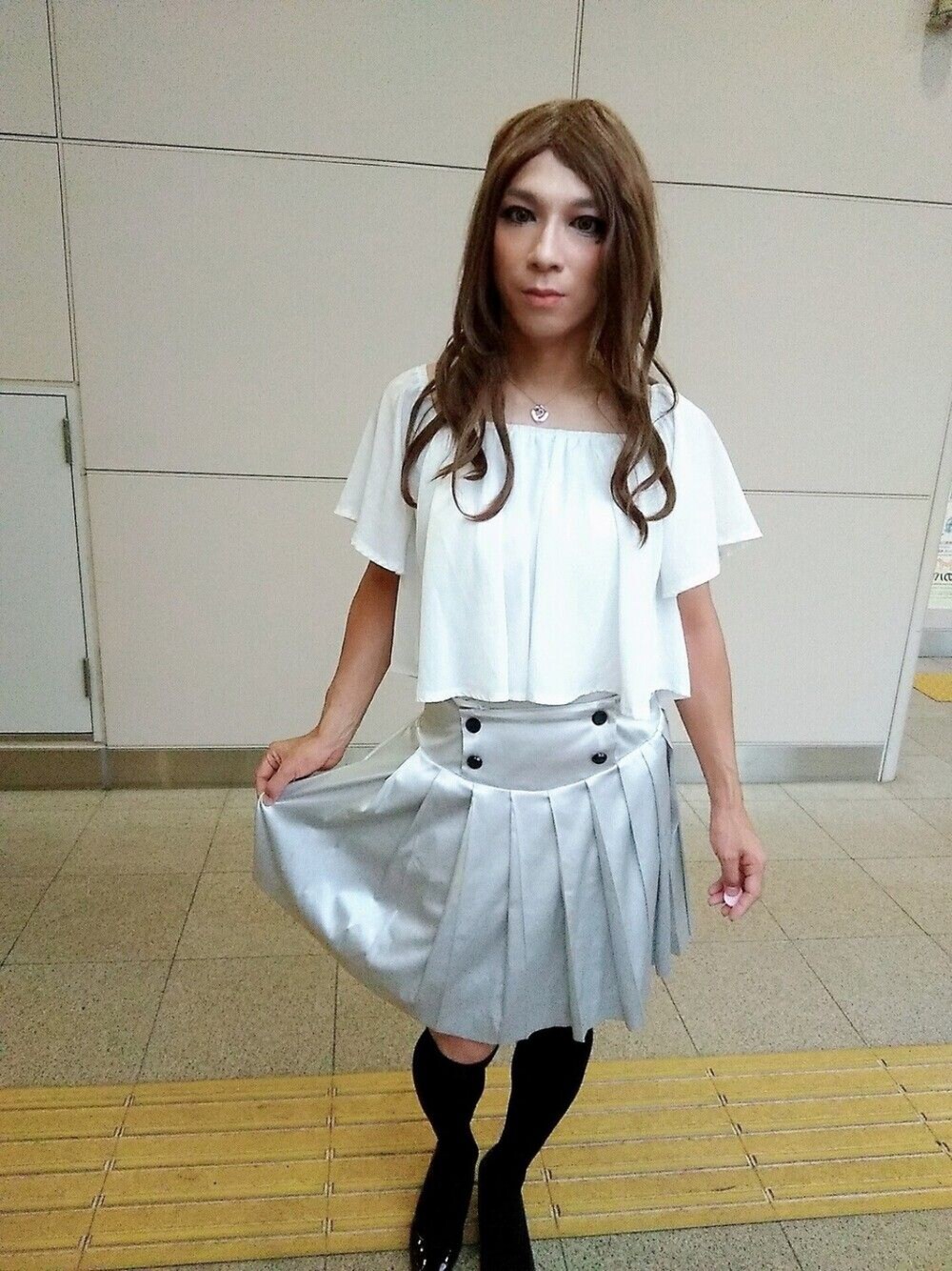 「女装、RESEXXY、サテン、おしゃれさんと繋がりたい、サテンスカート」｜「FREE’S PHRASEのアイテム（スカート、シルバー系）」を使った、西村らんさん（メンズ・170cm）の秋コーディネートの1枚目の写真