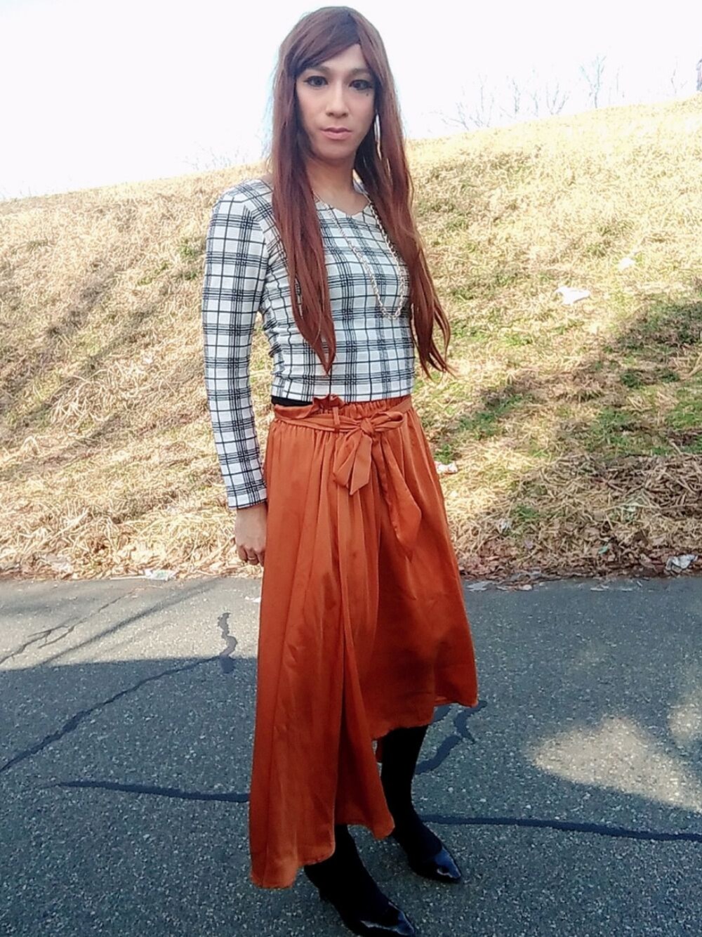 「女装、シンプル、大人コーデ、お洒落さんとつながりたい」｜「AVAN LILYのヴィンテージサテンSK（スカート、イエロー系）」を使った、西村らんさん（メンズ・170cm）の春コーディネートの1枚目の写真