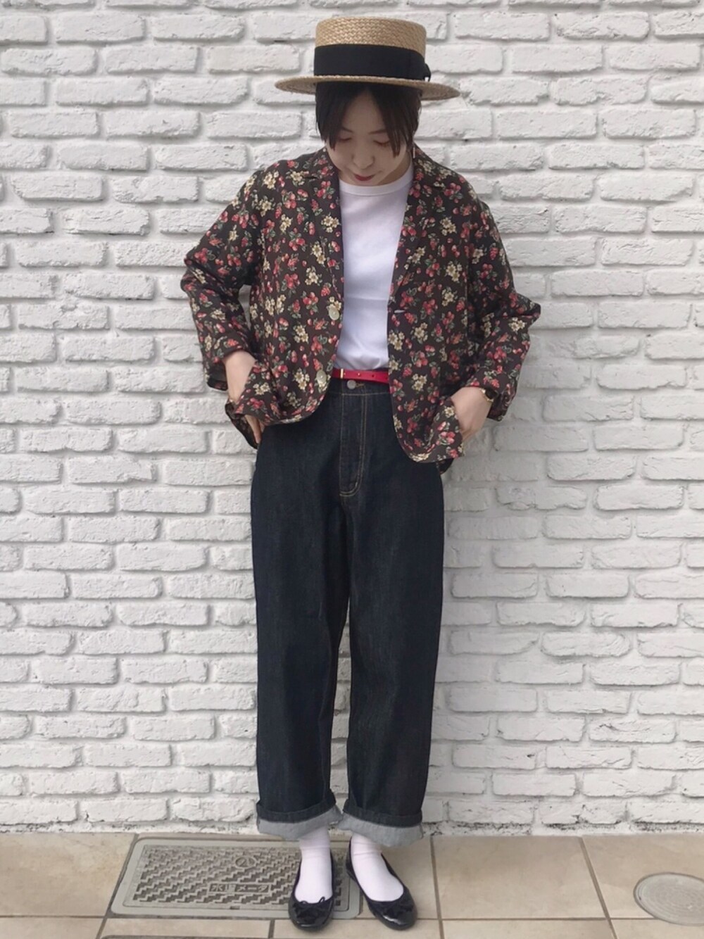 ブルー系のデニムパンツ、グレー系のテーラードジャケット、ホワイト系のTシャツ/カットソーを着用したレディースの春コーディネートの1枚目の写真