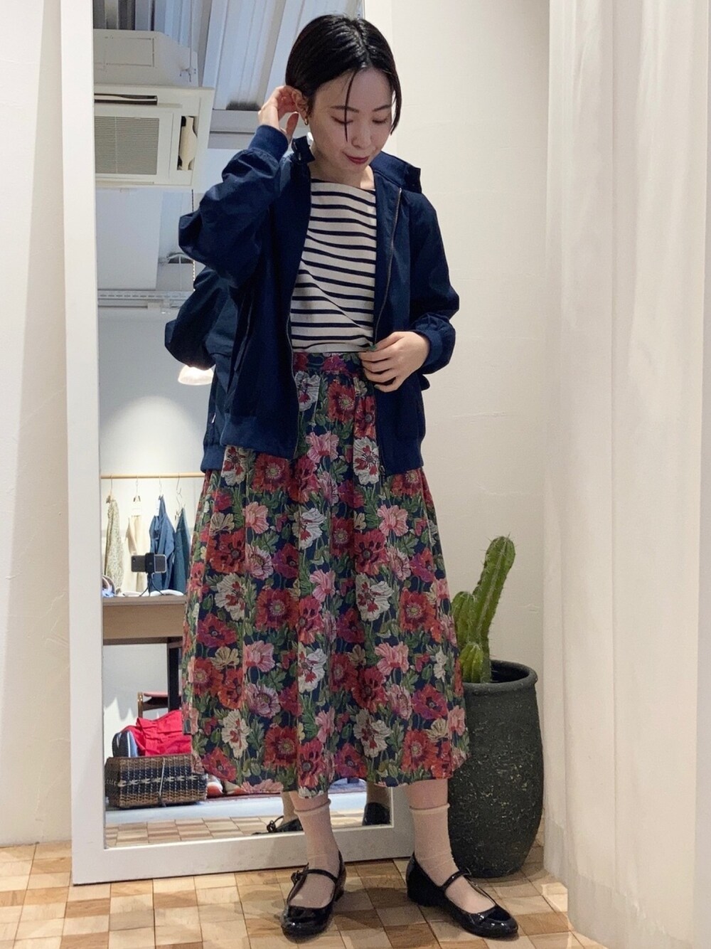 ブルー系のスカート、ブルー系のトップス、ブルー系のブルゾンを着用したレディースの春コーディネートの1枚目の写真