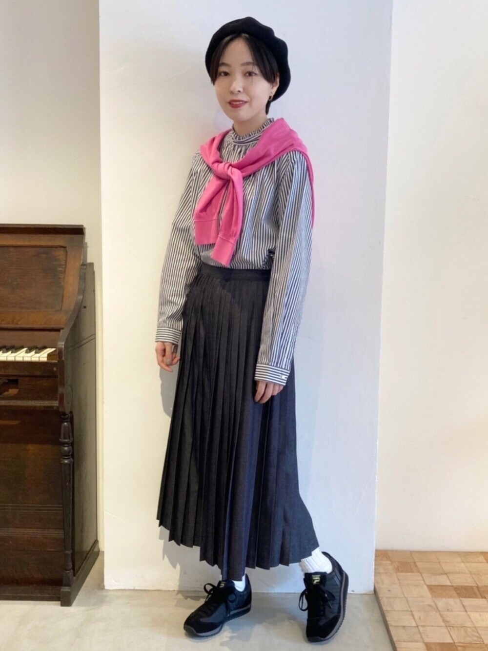 ブルー系のデニムスカート、ピンク系のニット/セーター、ブルー系のシャツ/ブラウスを着用したレディースの秋コーディネートの1枚目の写真