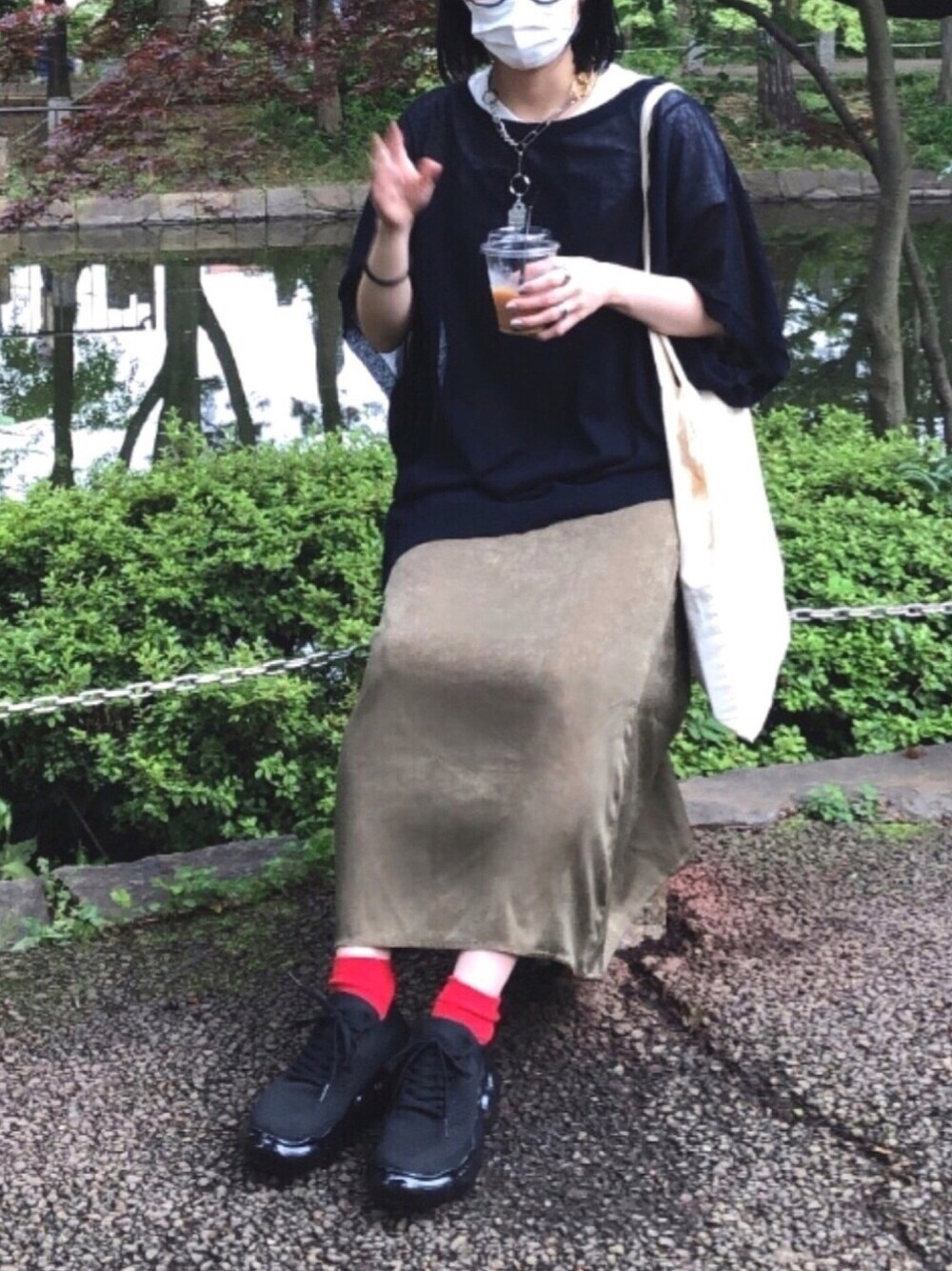 「リラックススタイル、低身長、今日のコーデ、赤靴下、ワンピース、スニーカー、トートバッグ」｜「MIKIO SAKABEのアイテム（スニーカー、ブラック系）」を使った、サボテンさん（レディース・156cm）の春コーディネートの1枚目の写真