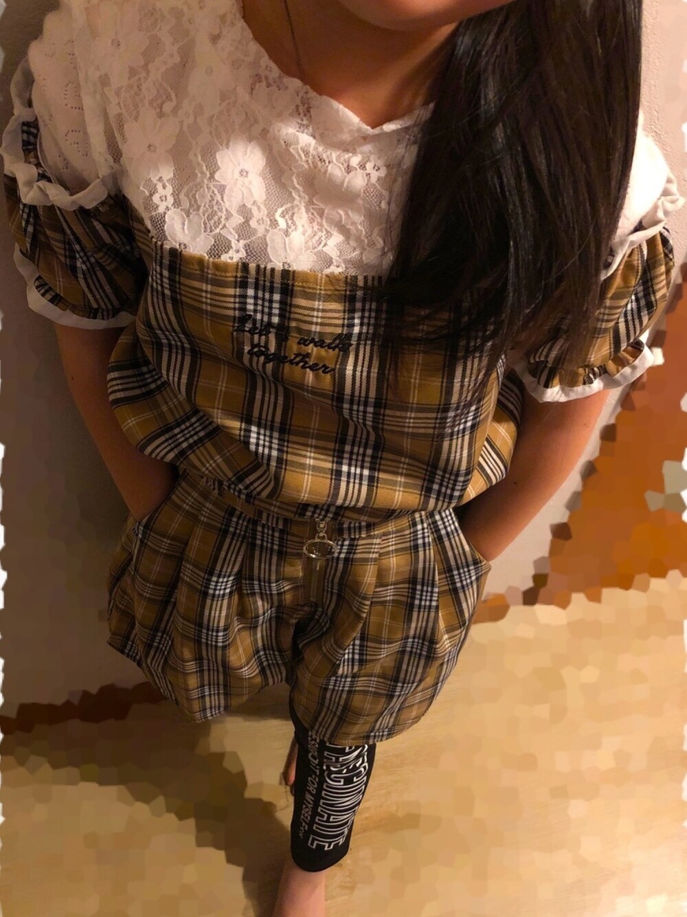 「しまむらのアイテム（セットアップ、ベージュ系）」を使った、Alexander Mahoneさん（キッズ・120cm）の冬コーディネートの1枚目の写真