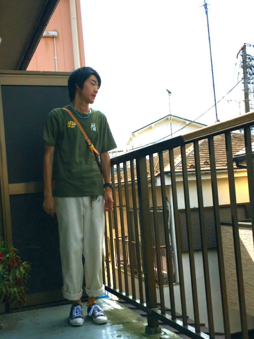 グリーン系のTシャツ/カットソー、ホワイト系のその他パンツ、グレー系のスニーカーを着用したメンズの夏コーディネートの1枚目の写真