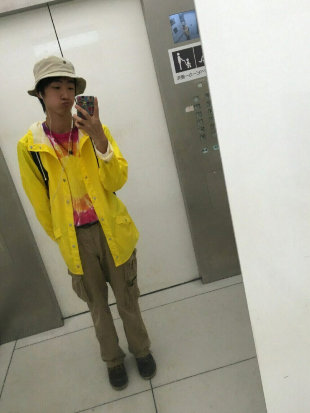 ブラック系のバックパック/リュック、その他のTシャツ/カットソー、ベージュ系のカーゴパンツを着用したメンズの秋コーディネートの1枚目の写真