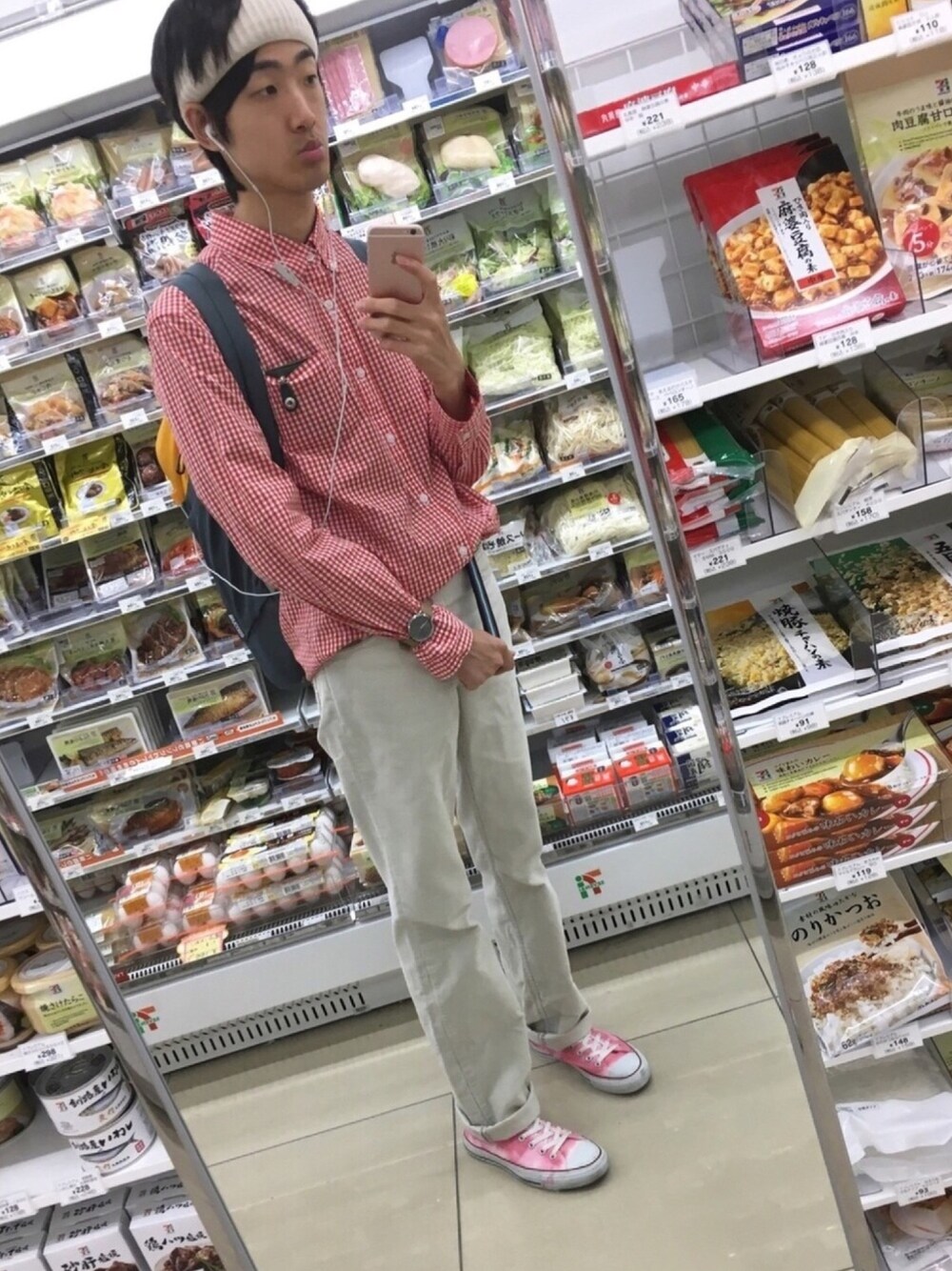 「コーデュロイパンツ、白パンツ、ギンガムチェック、チェックシャツ、タックイン、ガチャベルト、トリコロール、ハイカットスニーカー、ヲタクコーディネート、ヘアバンド」｜「Levi'sの古着/コーデュロイ（パンツ、ホワイト系）」を使った、Ringringさん（メンズ・172cm）の秋コーディネートの1枚目の写真