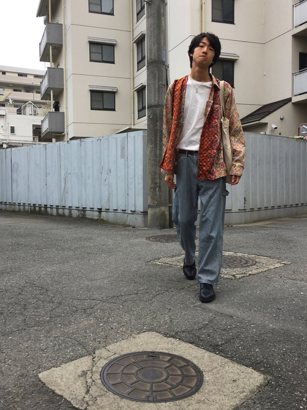 ホワイト系のTシャツ/カットソー、ベージュ系のシャツ/ブラウス、ブルー系のデニムパンツを着用したメンズの秋コーディネートの1枚目の写真