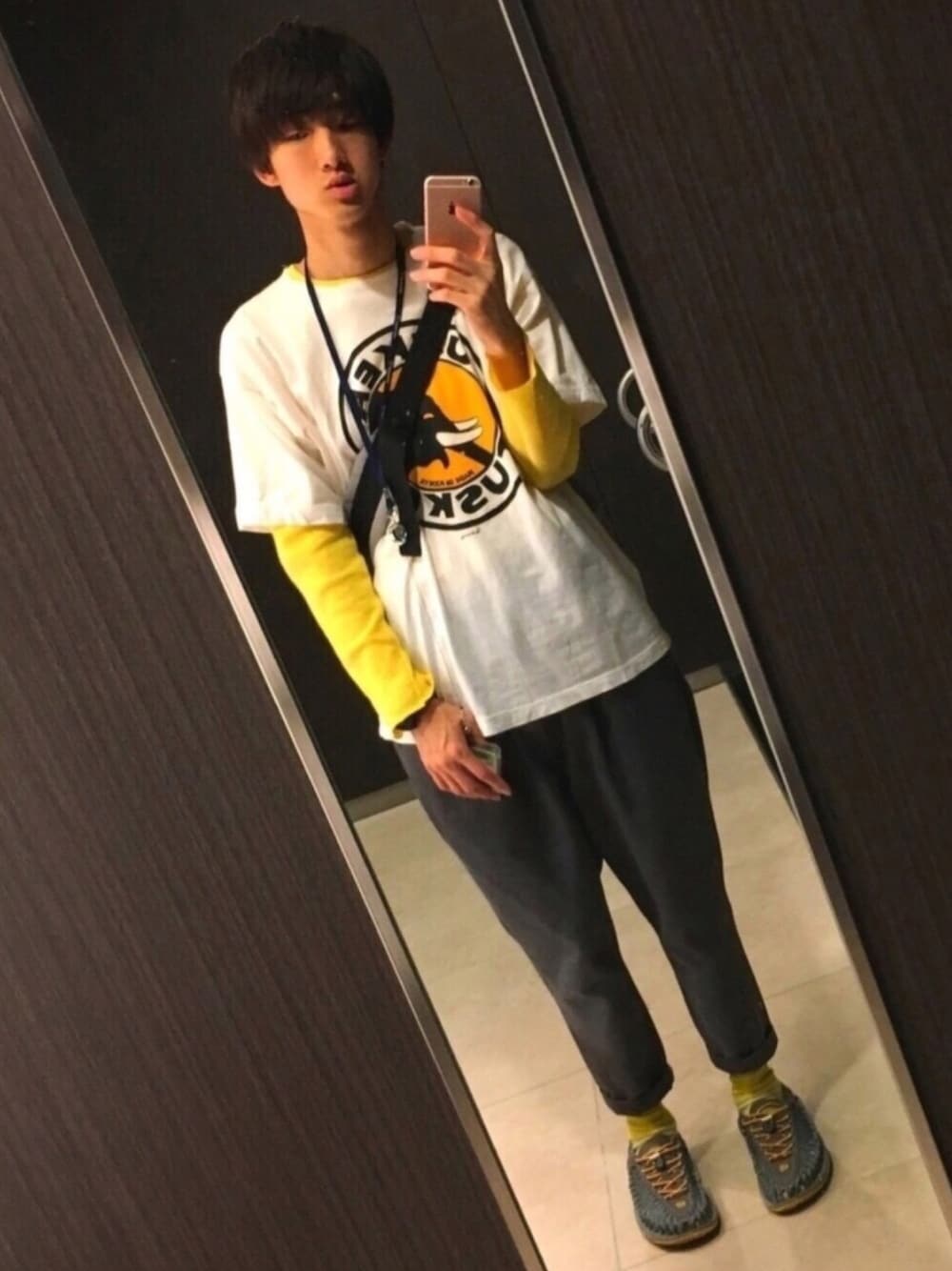 イエロー系のTシャツ/カットソー、グレー系のその他パンツ、グレー系のその他パンツを着用したメンズの夏コーディネートの1枚目の写真