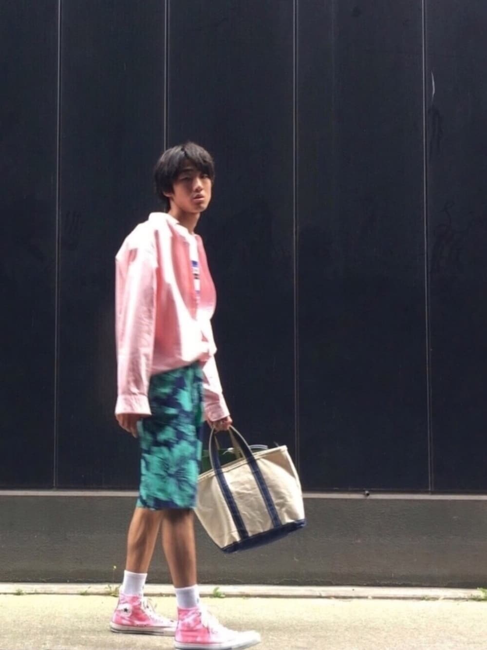 「ハーフパンツ、ピンク、ハイカットスニーカー、UT、ビッグシルエット、襟抜き、ナード、夏コーデ、トロピカル、靴下×スニーカー」｜「POLO RALPH LAURENのおさがり（シャツ/ブラウス、ピンク系）」を使った、Ringringさん（メンズ・172cm）の夏コーディネートの1枚目の写真