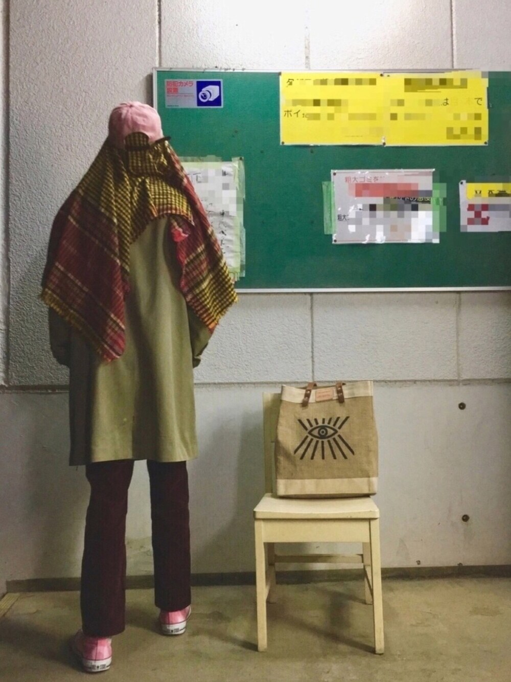 「後ろ姿、ストール、キャップ、ステンカラーコート、赤、コーデュロイパンツ、フリークスストア、チェック柄、ボルドー」｜「UNIQLOのコーデュロイ、UNIQLO U（その他パンツ、レッド系）」を使った、Ringringさん（メンズ・172cm）の秋コーディネートの1枚目の写真