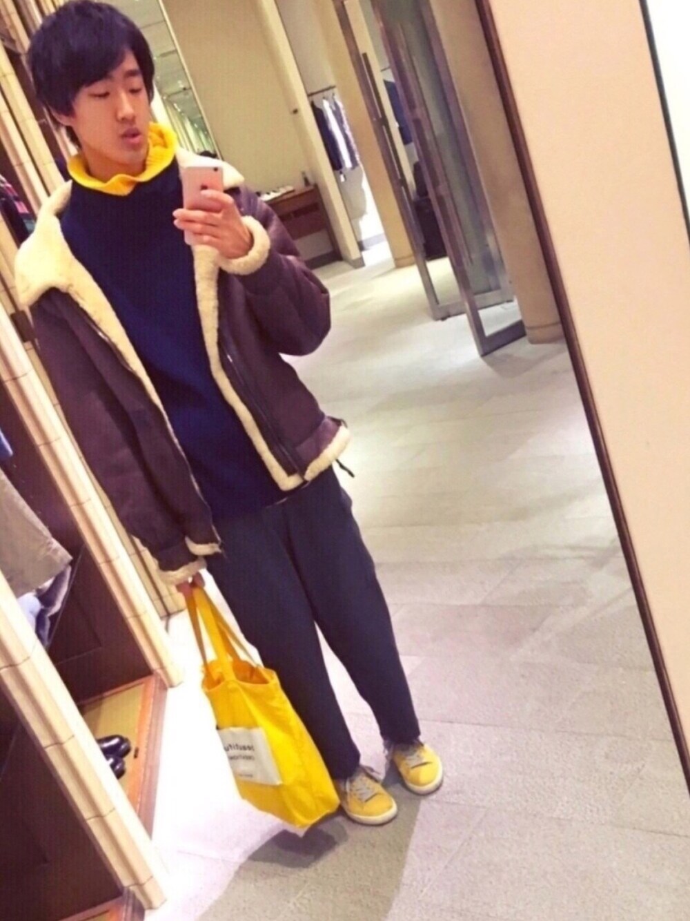 ブルー系のTシャツ/カットソー、グレー系のカーゴパンツ、イエロー系のトートバッグを着用したメンズの冬コーディネートの1枚目の写真