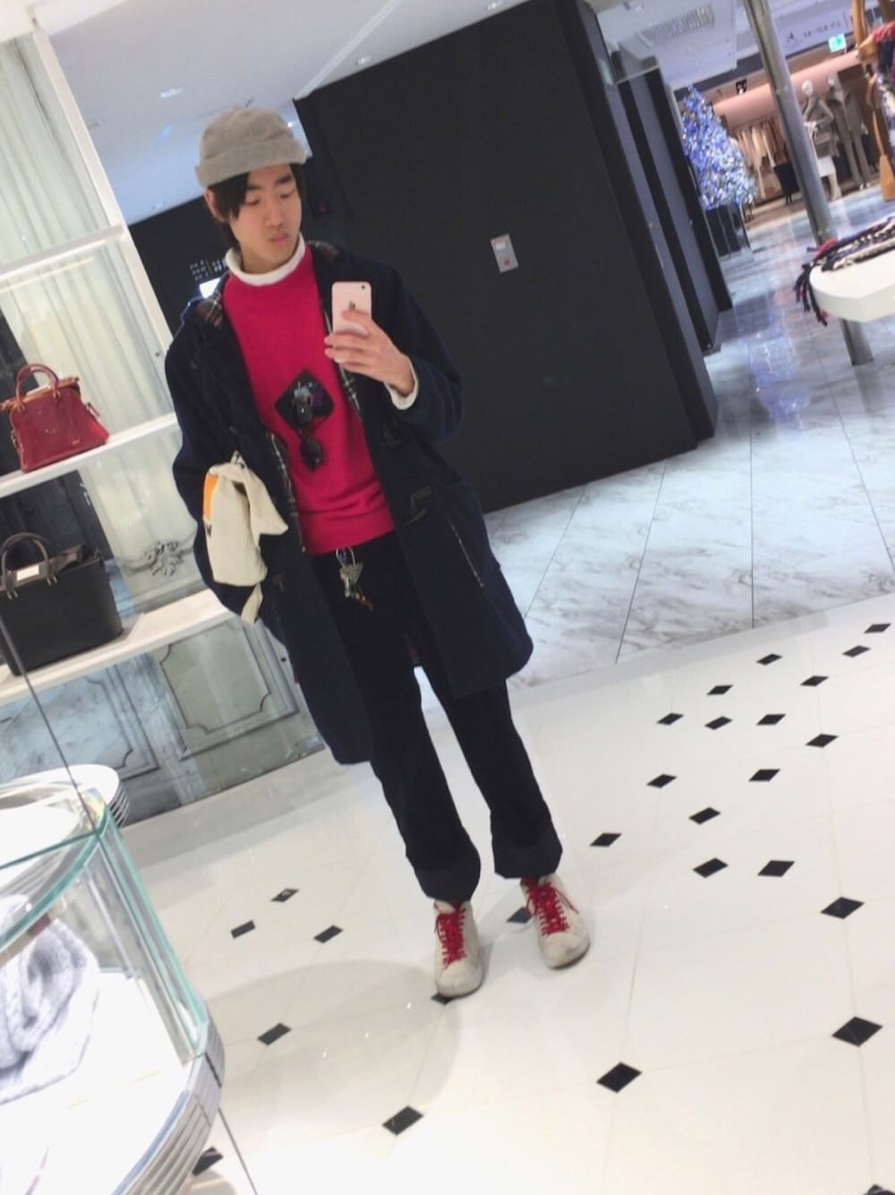 「フィッシャーマンキャップ、コーデュロイ、コーデュロイパンツ、トリコロール、タートルネック、ハイネックニット、ハイカットスニーカー、クラッチバッグ、ロールアップ、サングラス」｜「FREAK'S STOREのDickies×Gramicci×FREAK'S STORE/ディッキーズ×グラミチ 別注G874 コーデュロイ ワイドパンツ（その他パンツ、ブルー系）」を使った、Ringringさん（メンズ・172cm）の冬コーディネートの1枚目の写真