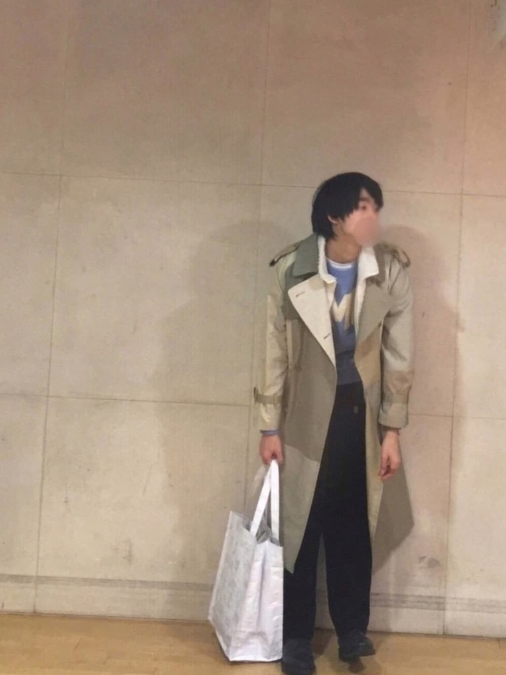 ベージュ系のトレンチコート、ブルー系のその他パンツ、ホワイト系のベストを着用したメンズの冬コーディネートの1枚目の写真