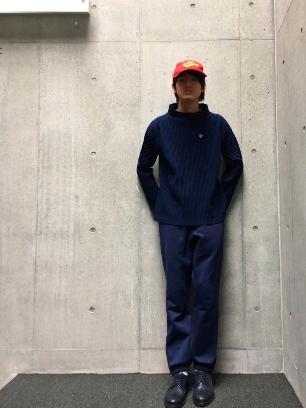 「キャップ、ネイビー、缶バッジ、オムプリッセイッセイミヤケ、ハイネック、ワントーンコーデ、ジャージ、narifuri、新吉原、レースアップシューズ」｜「FRED PERRYのnarifuri Track Pants（その他パンツ、ブルー系）」を使った、Ringringさん（メンズ・172cm）の秋コーディネートの1枚目の写真