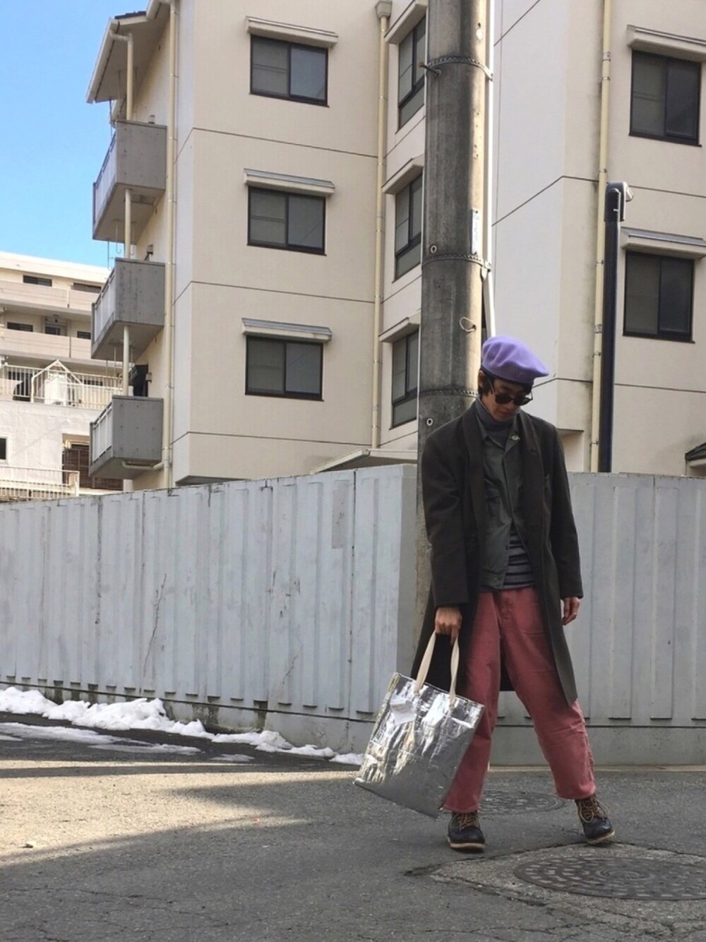 「タートルネックニット、ボーダー、ベレー帽、コーデュロイパンツ、ワイドパンツ、ブーツ、チェスターコート、グリーン×ピンク」｜「bukhtのbukht/ブフト/ﾋﾞｯｸﾞｺｰﾃﾞｭﾛｲﾊﾟﾝﾂ（その他パンツ、ピンク系）」を使った、Ringringさん（メンズ・172cm）の冬コーディネートの1枚目の写真