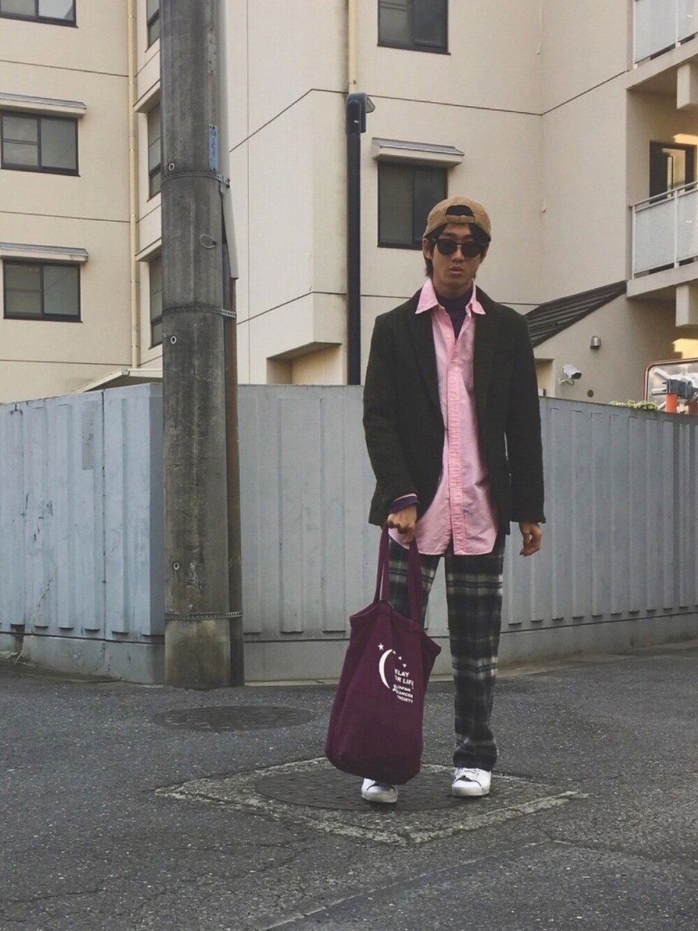 パープル系のTシャツ/カットソー、ピンク系のシャツ/ブラウス、グリーン系のジャケット/アウターを着用したメンズの秋コーディネートの1枚目の写真